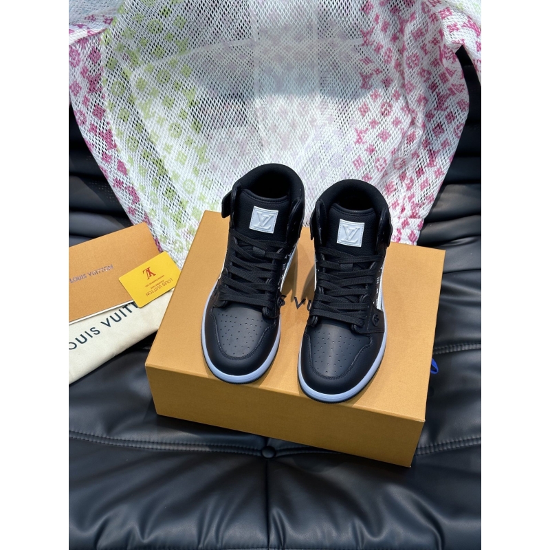 l**is V*t*n sneakers
